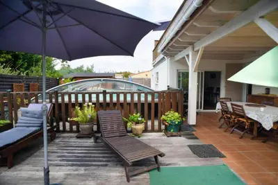 Balcon ou terrasse dans l'établissement Villa avec piscine et jardin, Gujan-Mestras