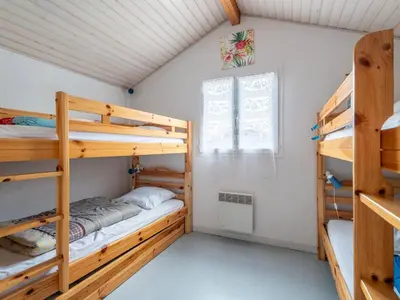 Un ou plusieurs lits dans un hébergement de l'établissement Maisonnette 2 étoiles à Mimizan Plage à 200m de l'océan, 6 pers, terrasse, parking, tout confort - FR-1-50-75