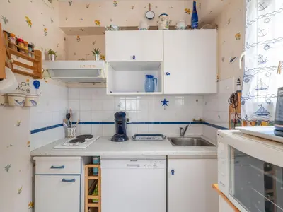 Cuisine ou kitchenette dans l'établissement Maisonnette 2 étoiles à Mimizan Plage à 200m de l'océan, 6 pers, terrasse, parking, tout confort - FR-1-50-75