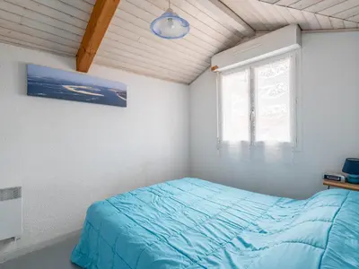 Un ou plusieurs lits dans un hébergement de l'établissement Maisonnette 2 étoiles à Mimizan Plage à 200m de l'océan, 6 pers, terrasse, parking, tout confort - FR-1-50-75