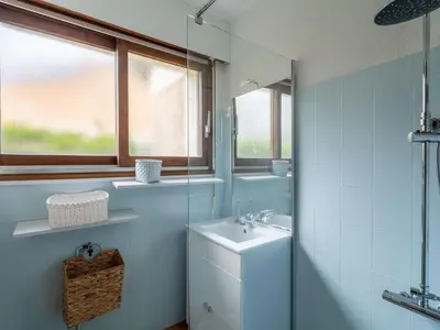 Salle de bains dans l'établissement Maison 3* à Mimizan Plage, proche Courant, 6 pers, 800m des plages, parkings, wifi, ménage inclus - FR-1-50-82