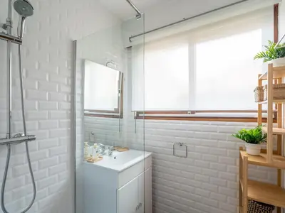 Salle de bains dans l'établissement Maison 6 pers. à Mimizan, bord de courant, forêt et océan, 3 étoiles, tout confort, ménage inclus - FR-1-50-80