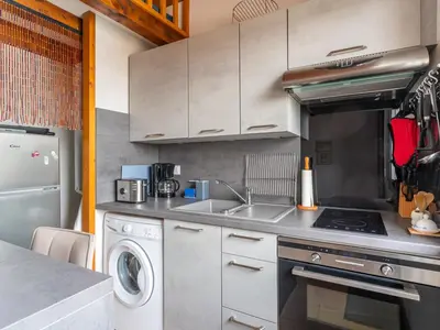 Cuisine ou kitchenette dans l'établissement Mimizan Plage: Appartement T2 Mezzanine 2 étoiles, 4 pers, vue océan, parking inclus - FR-1-50-86