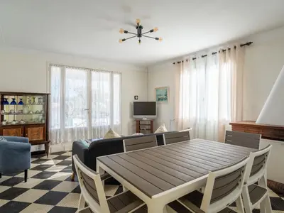 Télévision ou salle de divertissement dans l'établissement Maison 2* à 150m de l’océan, 6 pers, terrasse, jardin, proche activités - FR-1-50-93