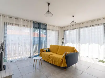 Coin salon dans l'établissement Maison neuve proche océan à Mimizan, 4 pers, clim, WIFI, jardinet, pistes cyclables, ménage inclus - FR-1-50-91