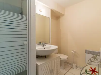 Salle de bains dans l'établissement Duplex à Mimizan Plage pour 7 pers, parking, face océan, classé 3 étoiles - FR-1-50-92