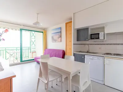 Cuisine ou kitchenette dans l'établissement Appartement 2 étoiles à Mimizan Plage pour 4 personnes avec parking - FR-1-50-85
