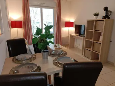 Télévision ou salle de divertissement dans l'établissement Résidence de la Source by Euclenima
