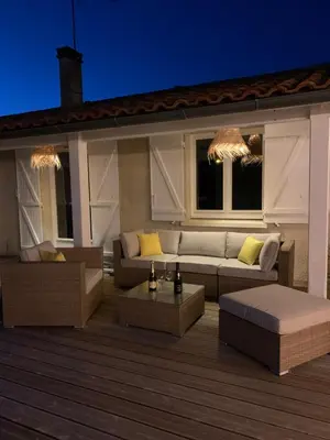Coin salon dans l'établissement Maison avec sa grande terrasse ensoleillée