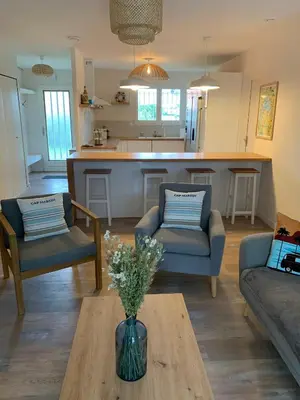 Cuisine ou kitchenette dans l'établissement Maison avec sa grande terrasse ensoleillée