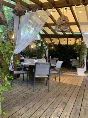 Restaurant ou autre lieu de restauration dans l'établissement Maison avec sa grande terrasse ensoleillée