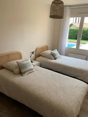Un ou plusieurs lits dans un hébergement de l'établissement Maison avec sa grande terrasse ensoleillée