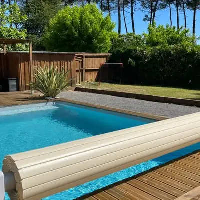 Maison avec sa grande terrasse ensoleillée