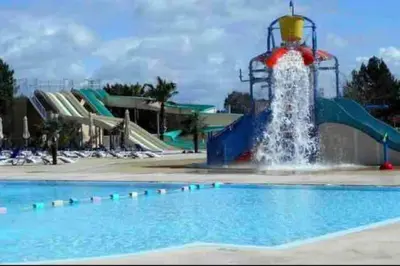 Piscine de l'établissement Vacances sous les pins, près de la mer, 6-8 pers,bien équipé, piscine ou située à proximité
