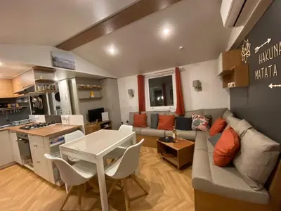 Cuisine ou kitchenette dans l'établissement Vacances sous les pins, près de la mer, 6-8 pers,bien équipé, piscine