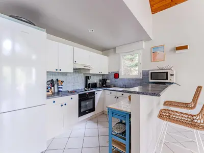 Cuisine ou kitchenette dans l'établissement Villa avec piscine privée, jardin clôturé et WIFI à Biscarrosse - Idéale pour 6 personnes - FR-1-521-192