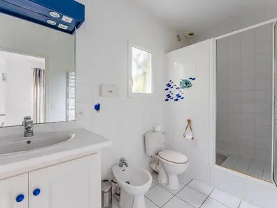 Salle de bains dans l'établissement Villa avec piscine privée, jardin clôturé et WIFI à Biscarrosse - Idéale pour 6 personnes - FR-1-521-192