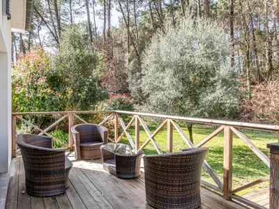 Jardin de l'établissement Villa avec piscine privée, jardin clôturé et WIFI à Biscarrosse - Idéale pour 6 personnes - FR-1-521-192