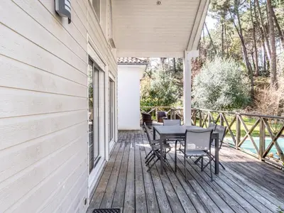 Balcon ou terrasse dans l'établissement Villa avec piscine privée, jardin clôturé et WIFI à Biscarrosse - Idéale pour 6 personnes - FR-1-521-192