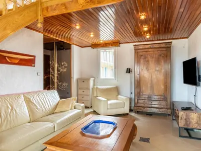 Télévision ou salle de divertissement dans l'établissement Duplex centre station Biscarrosse 6 pers, terrasse, WIFI, parking, équipements complets - FR-1-521-193