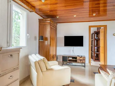 Télévision ou salle de divertissement dans l'établissement Duplex centre station Biscarrosse 6 pers, terrasse, WIFI, parking, équipements complets - FR-1-521-193