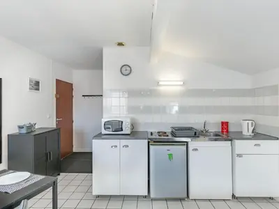 Cuisine ou kitchenette dans l'établissement Holiday Home Rés de la paix by Interhome