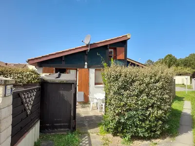 Jardin de l'établissement Biscarrosse-plage jolie maisonnette avec terrasse privative - 200m de la plage