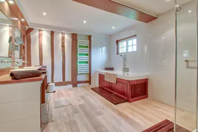 Salle de bains dans l'établissement Villa 230 M2 With Garden Lac De Léon And Ocean