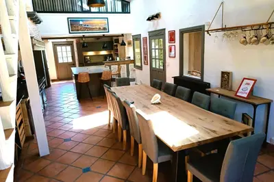Restaurant ou autre lieu de restauration dans l'établissement Villa 230 M2 With Garden Lac De Léon And Ocean