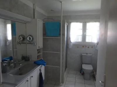 Salle de bains dans l'établissement Maison familiale Landaise pour 2 couples, enfants