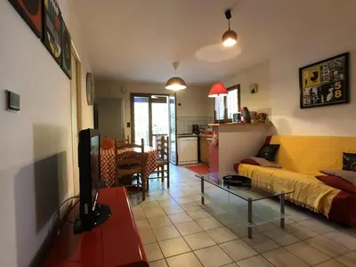 Coin salon dans l'établissement Maisonnette 3 chambres proche Océan - Animaux admis - FR-1-379-145