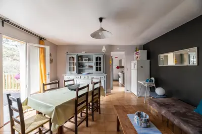 Coin salon dans l'établissement LA PETITE MAISON DU LAC
