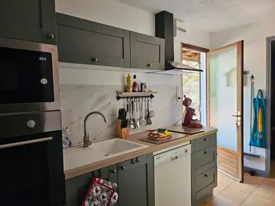 Cuisine ou kitchenette dans l'établissement LA PETITE MAISON DU LAC