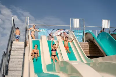 Piscine de l'établissement GUIG99 camping les dunes de Contis ou située à proximité