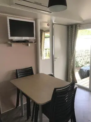 Télévision ou salle de divertissement dans l'établissement copinsdeslandes mobil home 8pers