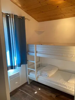 Un ou plusieurs lits dans un hébergement de l'établissement Chalet rénové, environnement très calme, piscines intérieure et extérieure chauffées, Bord du lac de Biscarosse Parentis