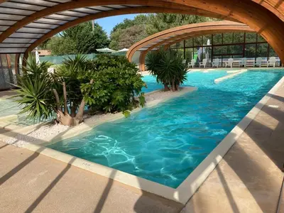 Piscine de l'établissement Chalet rénové, environnement très calme, piscines intérieure et extérieure chauffées, Bord du lac de Biscarosse Parentis ou située à proximité