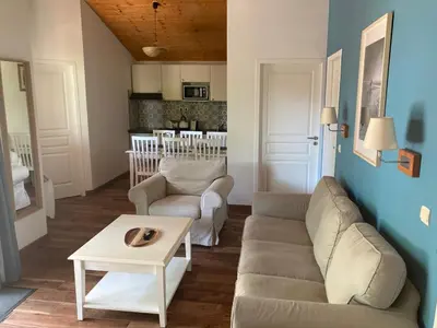 Cuisine ou kitchenette dans l'établissement Chalet rénové, environnement très calme, piscines intérieure et extérieure chauffées, Bord du lac de Biscarosse Parentis