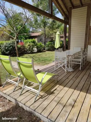 Jardin de l'établissement Chalet rénové, environnement très calme, piscines intérieure et extérieure chauffées, Bord du lac de Biscarosse Parentis