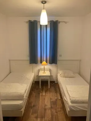 Un ou plusieurs lits dans un hébergement de l'établissement Chalet rénové, environnement très calme, piscines intérieure et extérieure chauffées, Bord du lac de Biscarosse Parentis