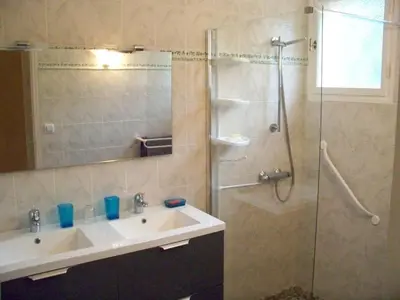 Salle de bains dans l'établissement Rez-de-jardin 50 m² entre Biarritz et Capbreton