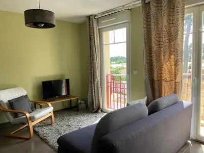 Télévision ou salle de divertissement dans l'établissement T2 dans quartier résidentiel sur le Bassin Arcachon avec location de vélos