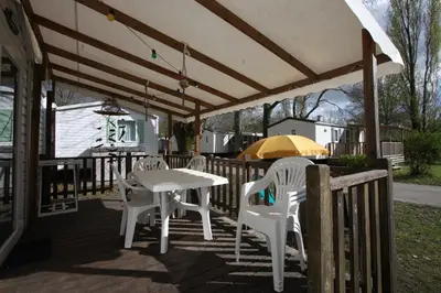 Terrasse ou espace extérieur de l'établissement MOBIL-HOME 6 PERSONNES CAMPING EUROLAC BORD LAC AUREILHAN