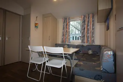 Coin salon dans l'établissement MOBIL-HOME 6 PERSONNES CAMPING EUROLAC BORD LAC AUREILHAN
