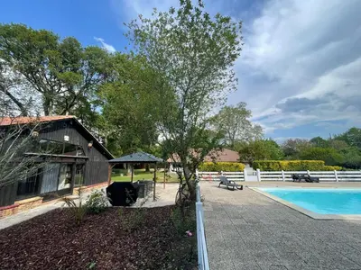Piscine de l'établissement L Uni Vert d Azur gite 10 pers piscine et mini ferme proche océan ou située à proximité