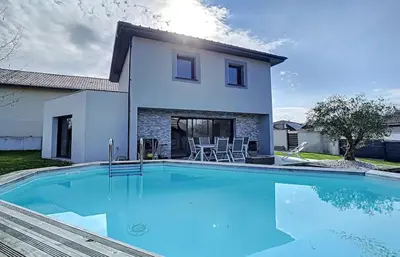 Piscine de l'établissement Les Arènes ou située à proximité