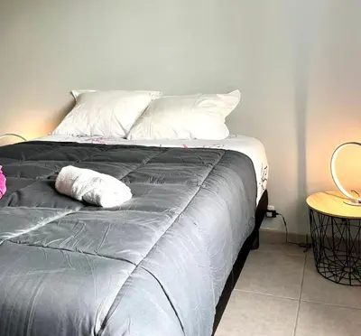 Un ou plusieurs lits dans un hébergement de l'établissement Villa spacieuse à Sainte-Eulalie-en-Born, terrasse, piscine privée