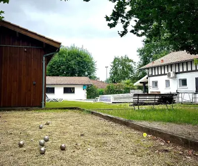 Jardin de l'établissement Villa spacieuse à Sainte-Eulalie-en-Born, terrasse, piscine privée