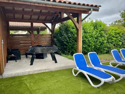 Jardin de l'établissement Villa spacieuse à Sainte-Eulalie-en-Born, terrasse, piscine privée