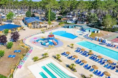 Piscine de l'établissement MH481 spatieux 8pers - BRUME ou située à proximité